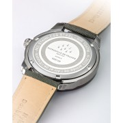 Dos de la montre avec visuel Patrouille de France gravé dans le métal.