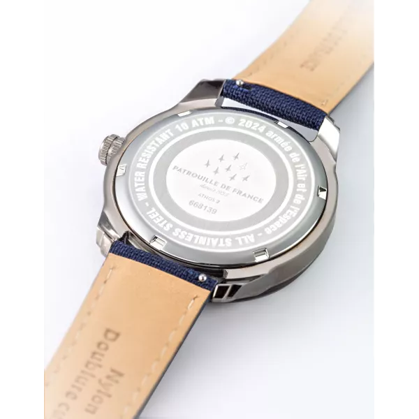 Dos de la montre avec visuel Patrouille de France gravé dans le métal.