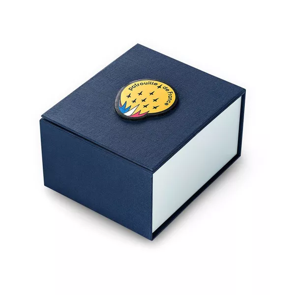 Écrin avec logo Patrouille de France refermant la boite.
