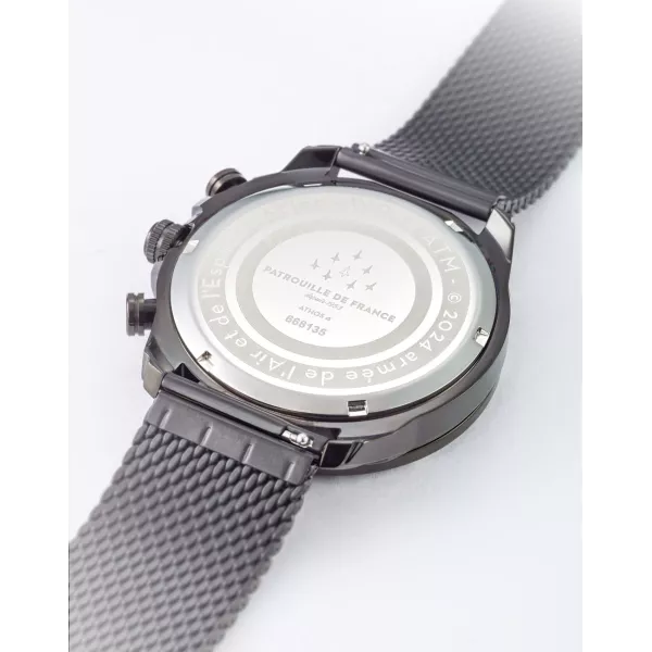 Dos de la montre avec visuel Patrouille de France gravé dans le métal.
