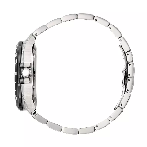 Profil de la montre avec bracelet et boîtier en métal.