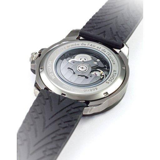 Dos de la montre laissant apparaitre le mécanisme de la montre.