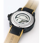 Dos de la montre laissant apparaitre le mécanisme de la montre.