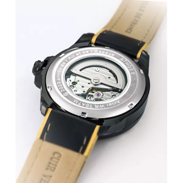 Dos de la montre laissant apparaitre le mécanisme de la montre.