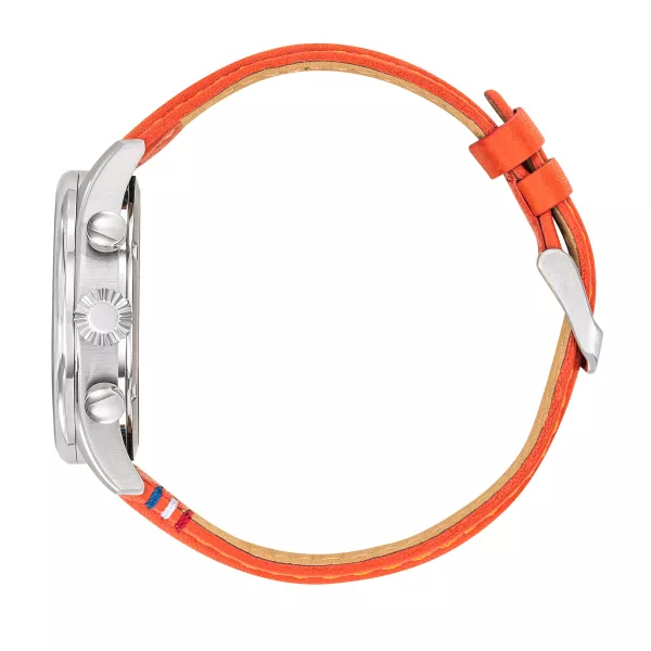 Profil de la montre avec bracelet en cuir orange et boîtier métal. Détails tricolores brodés sur le bracelet.