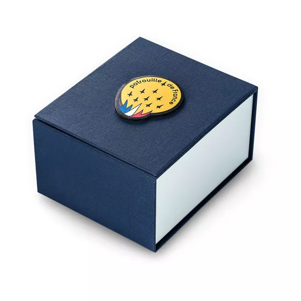 Écrin avec logo Patrouille de France refermant la boite.