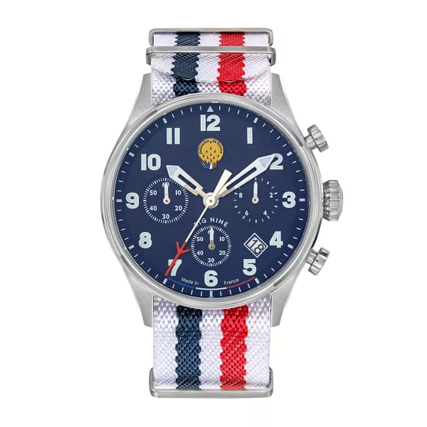 Montre en metal avec cadran bleu et son premier bracelet en tissu bleu-blanc-rouge.