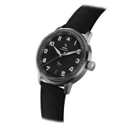 Montre au cadran noir, boitier en métal et bracelet noir.