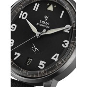 Cadran noir avec chiffres et logos Yema et Armée de l'Air et de l'Espace blancs.