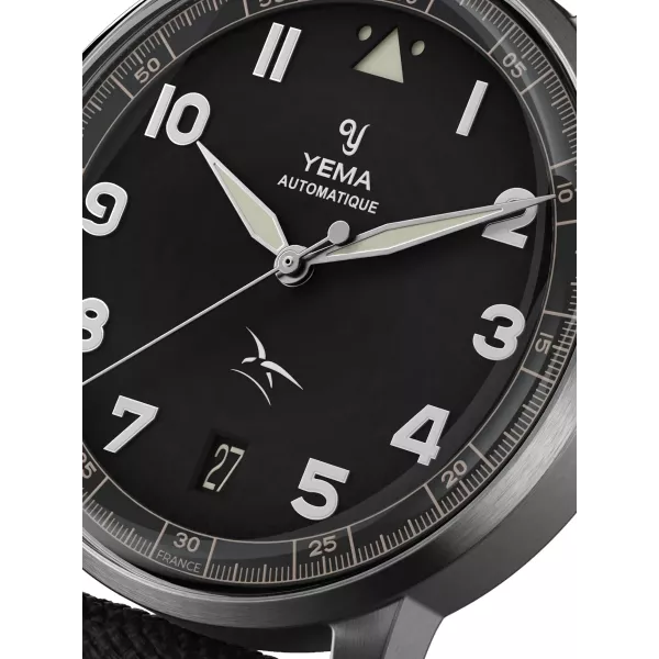 Cadran noir avec chiffres et logos Yema et Armée de l'Air et de l'Espace blancs.