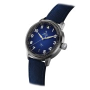 Montre au cadran bleu irisé, boitier en métal et bracelet bleu marine.