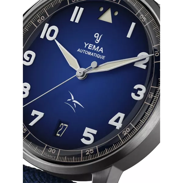 Cadran bleu marine irisé, chiffres et logos Yema et Armée de l'Air et de l'Espace blanc.