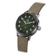 Montre au cadran vert kaki, boitier en métal et bracelet en tissu kaki.