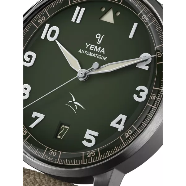 Cadran vert kaki, chiffres et logos Yema et Armée de l'Air et de l'Espace blanc.