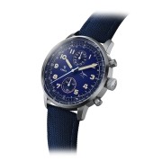 Montre avec cadran bleu irisé, boitier en acier et bracelet bleu marine.
