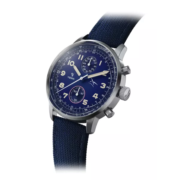 Montre avec cadran bleu irisé, boitier en acier et bracelet bleu marine.