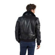 Dos du blouson avec de nombreuses coutures pour dessiner la silhouette.