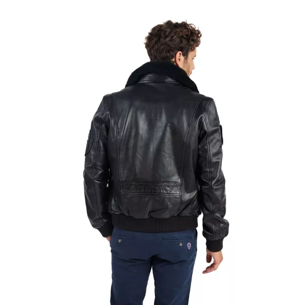 Dos du blouson avec de nombreuses coutures pour dessiner la silhouette.