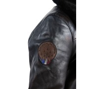 Patch Patrouille de France brodé sur l'épaule, dans des teintes sombres.