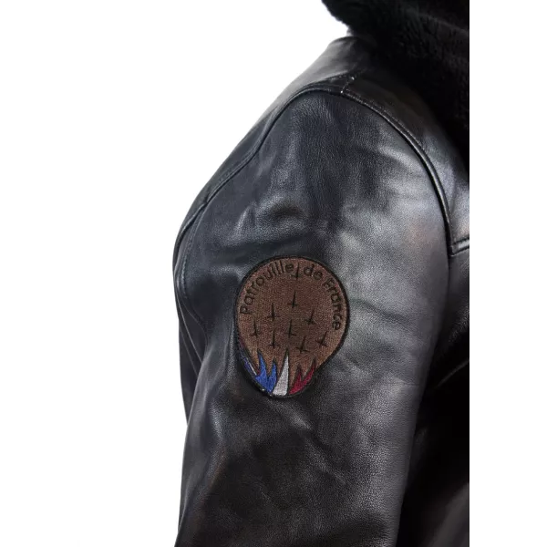 Patch Patrouille de France brodé sur l'épaule, dans des teintes sombres.