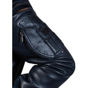 Poche nippée sur la manche.