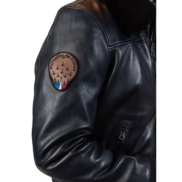 Patch brodé de la Patrouille de France sur l'épaule.