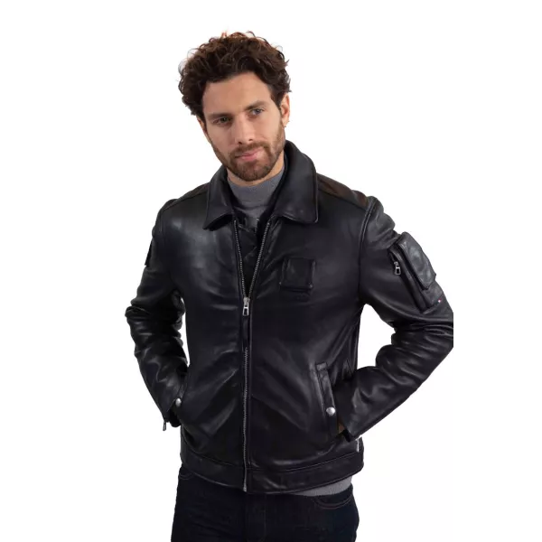 Blouson d'aviateur en cuir bleu marine.