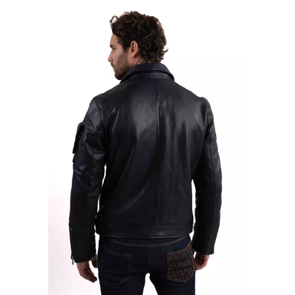 Dos du blouson en cuir bleu marine, sans inscription.