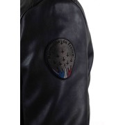 Patch Patrouille de France brodé sur l'épaule, dans des teintes sombres.