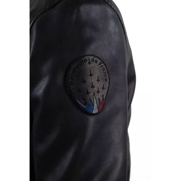 Patch Patrouille de France brodé sur l'épaule, dans des teintes sombres.