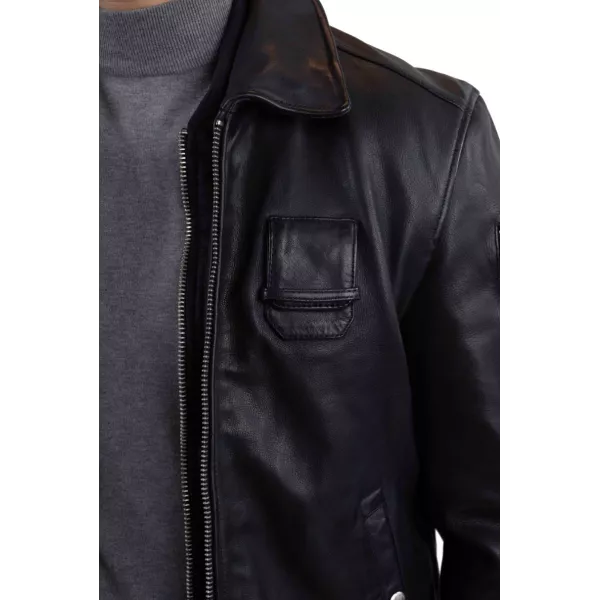 Poche à stylo en cuir sur le coeur.