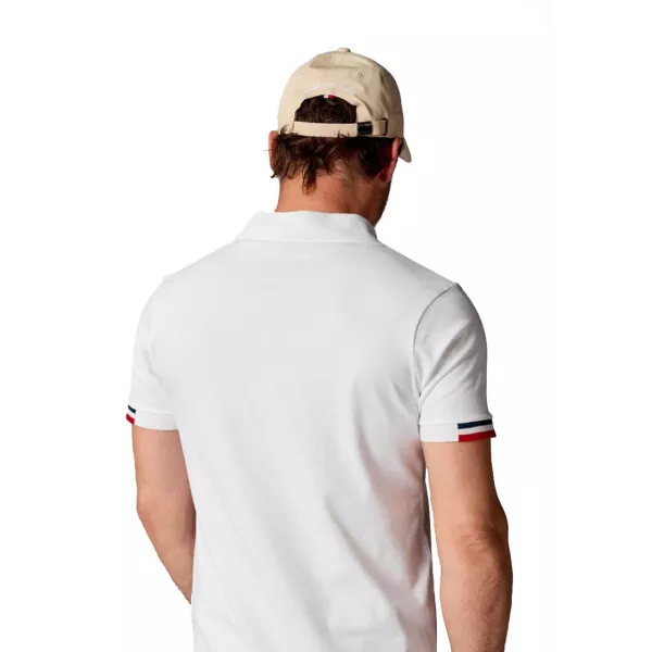 Petit drapeau tricolore cousu au niveau de la bande de serrage.