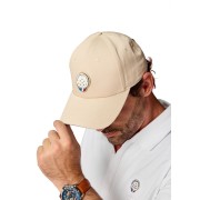 Casque de coloris beige/sable, avec patch en relief sur l'avant.