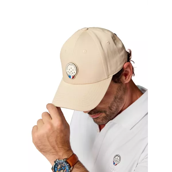 Casque de coloris beige/sable, avec patch en relief sur l'avant.