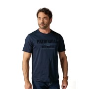 T-shirt bleu marin aux manches courtes.