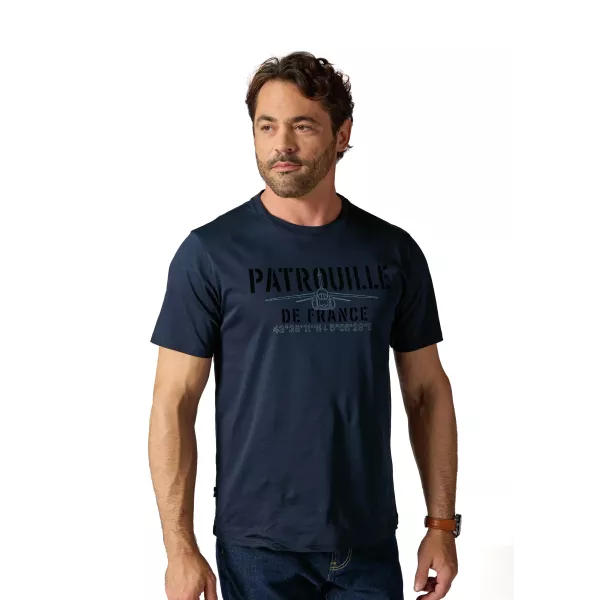 T-shirt bleu marin aux manches courtes.