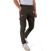 Pantalon large de type "cargo" et de coloris vert kaki.