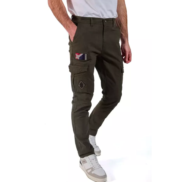 Pantalon large de type "cargo" et de coloris vert kaki.