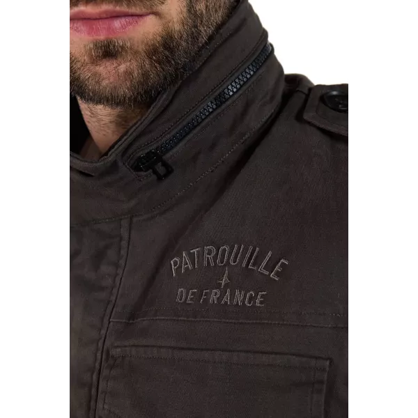 Broderie vert kaki "Patrouille de France" sur le coeur.