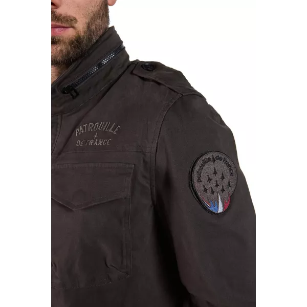 Patch Patrouille de France brodé sur l'épaule, dans des teintes sombres et kaki.