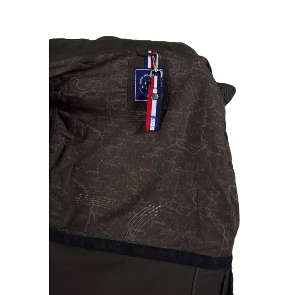 Doublure intérieure de la parka en vert kaki, représentant une carte de vol au dessus de la France.