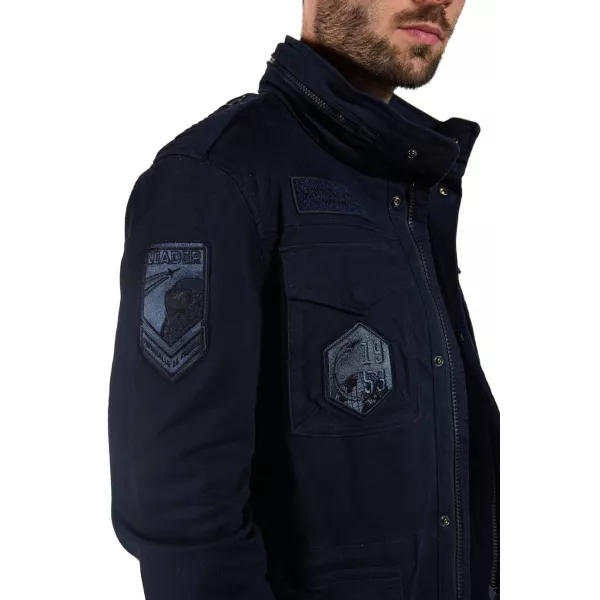 Nombreux patchs brodés faisant référence à la Patrouille de France, dans les teintes sombres et bleu marine.