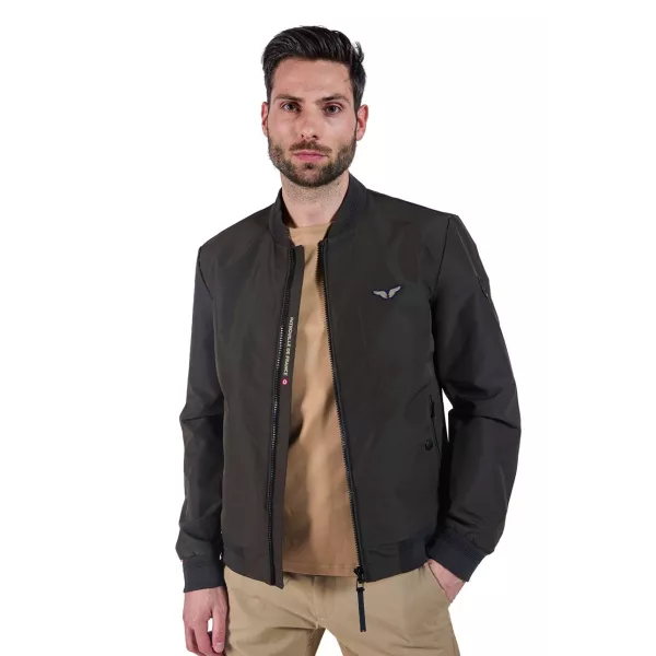 Veste kaki avec broderie des Ailes de l'aviation sur le coeur.