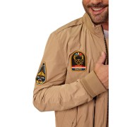 Patchs brodés sur les bras et le buste avec des dessins identitaires de la Patrouille de France.