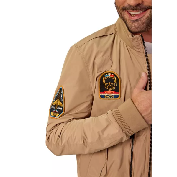 Patchs brodés sur les bras et le buste avec des dessins identitaires de la Patrouille de France.