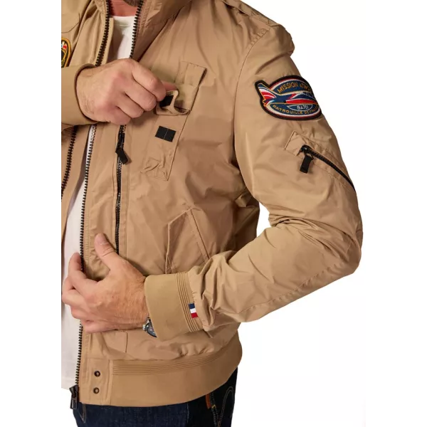 4 poches à l'avant, dont deux zippées