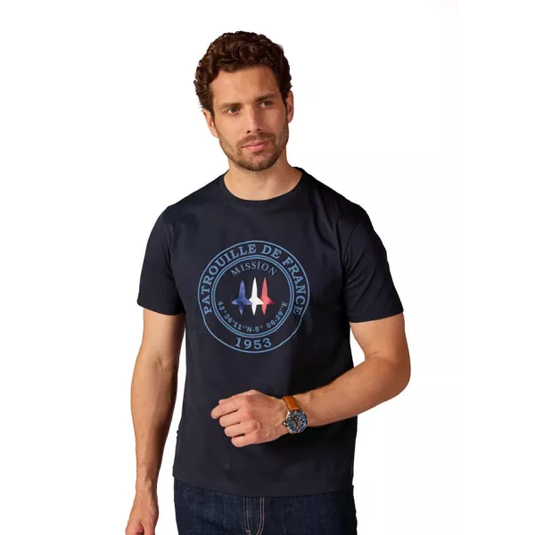 T-shirt bleu marine avec, au centre, une illustration subtile et un dérivé du logo emblématique de la Patrouille de France.