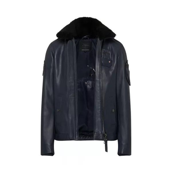 Patch ton sur ton brodé sur le bras droit et poche manche à la Française sur le bras gauche.