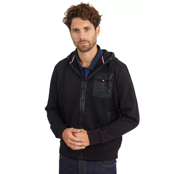 Gilet à capuche noir avec une poche à soufflet côté coeur