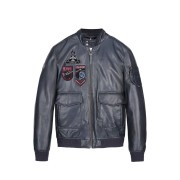 vest en cuir bleu marine, avec patch brodé sur la poitrine, en référence à la Patrouille de France